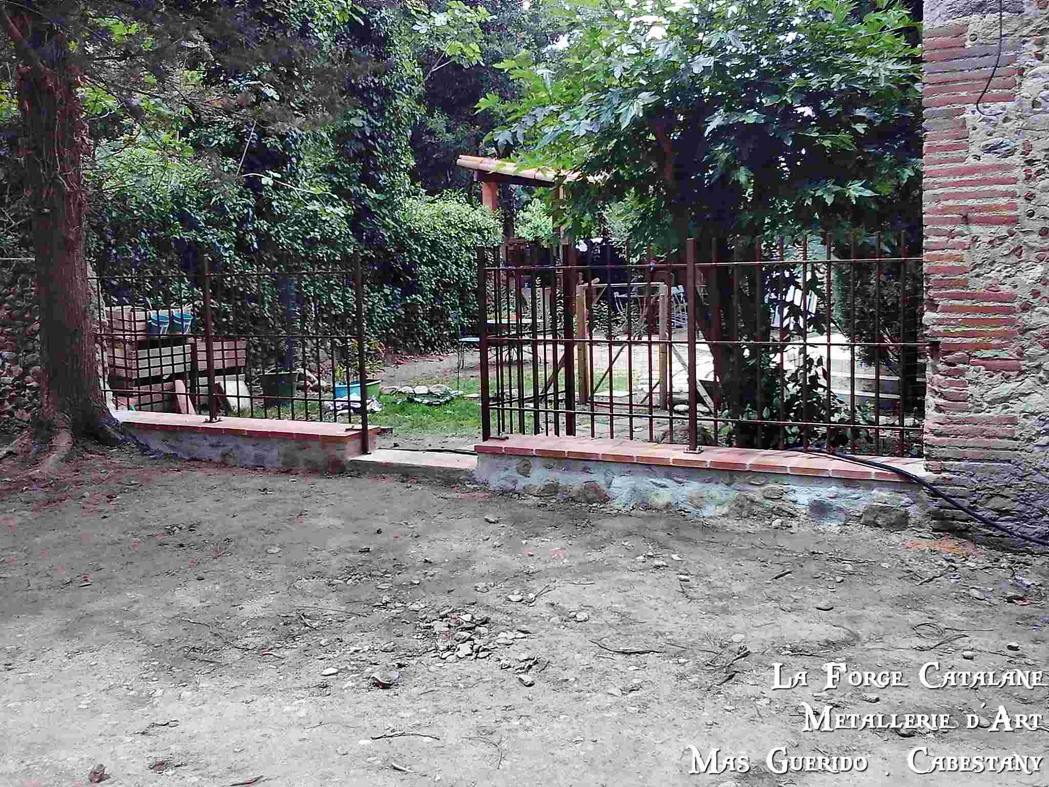 cloture avec portillon simple barreaudage vertical forge catalane.jpg